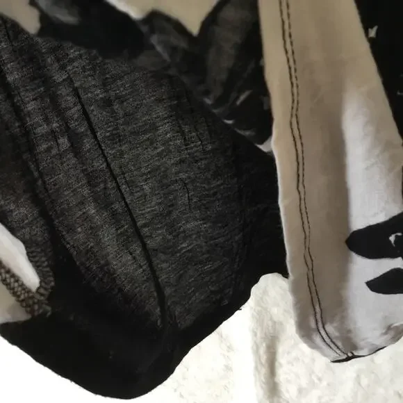 Kensie Black and White Abstract Print Top - Picture 4 of 16
